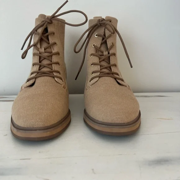 ⬇️👀 ROTHY’s The Laced Lug Boot in EXCELLENT Condition! - Picture 5 of 12